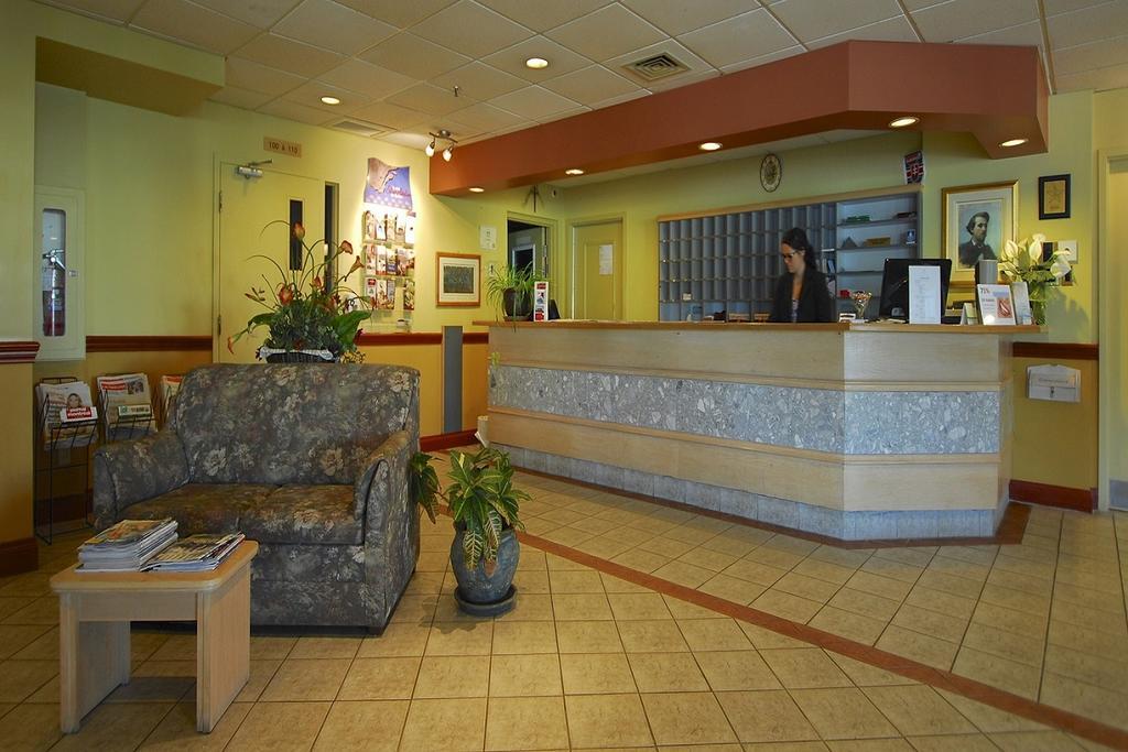 Hotel Travelodge By Wyndham วิคตอเรียวิลล์ ภายนอก รูปภาพ