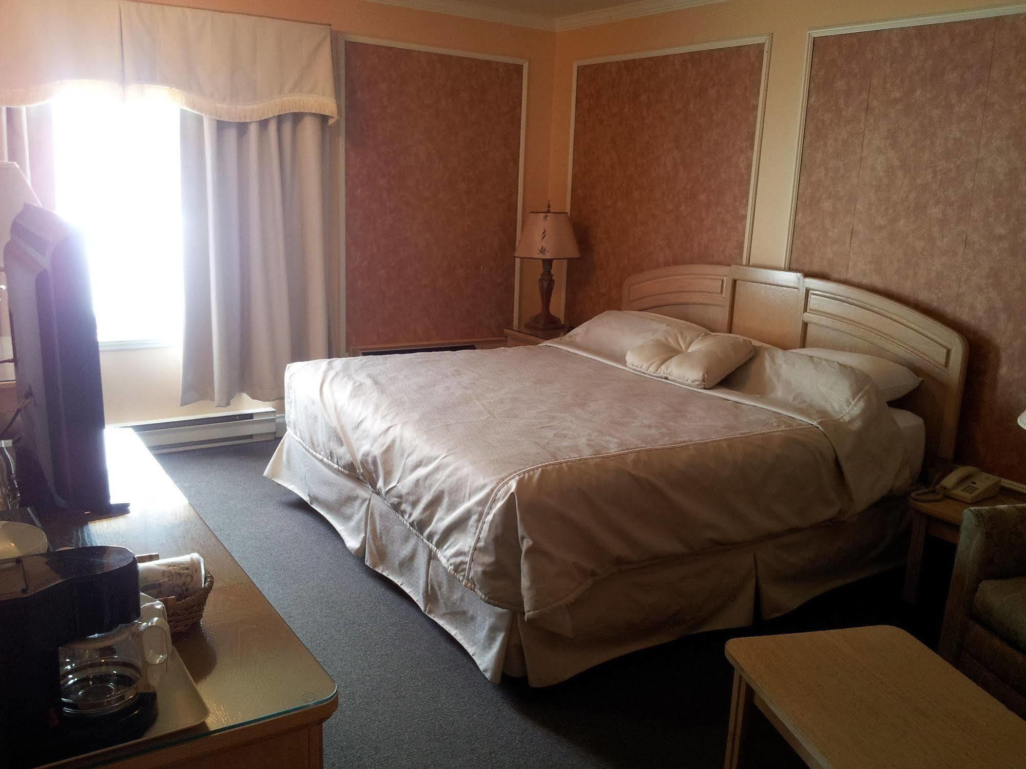 Hotel Travelodge By Wyndham วิคตอเรียวิลล์ ภายนอก รูปภาพ